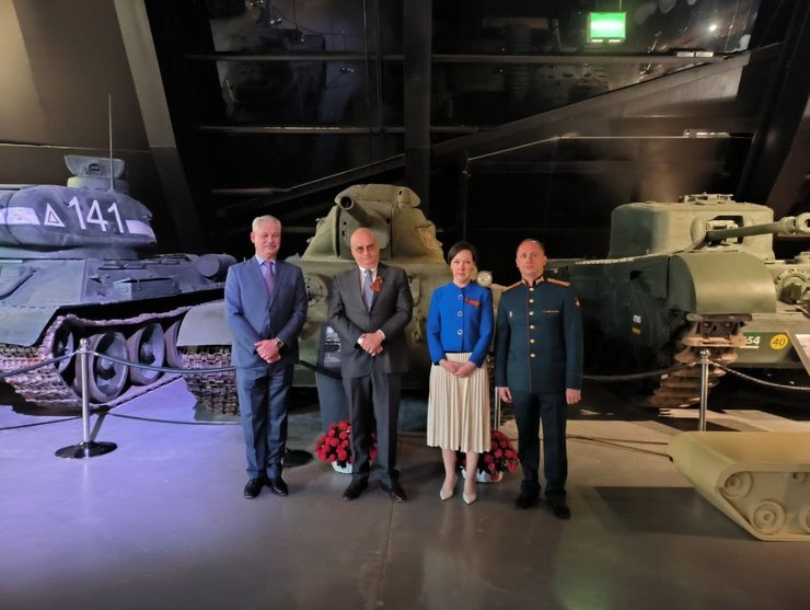Фото Глеба Десятникова на выставке оружия в Иордании